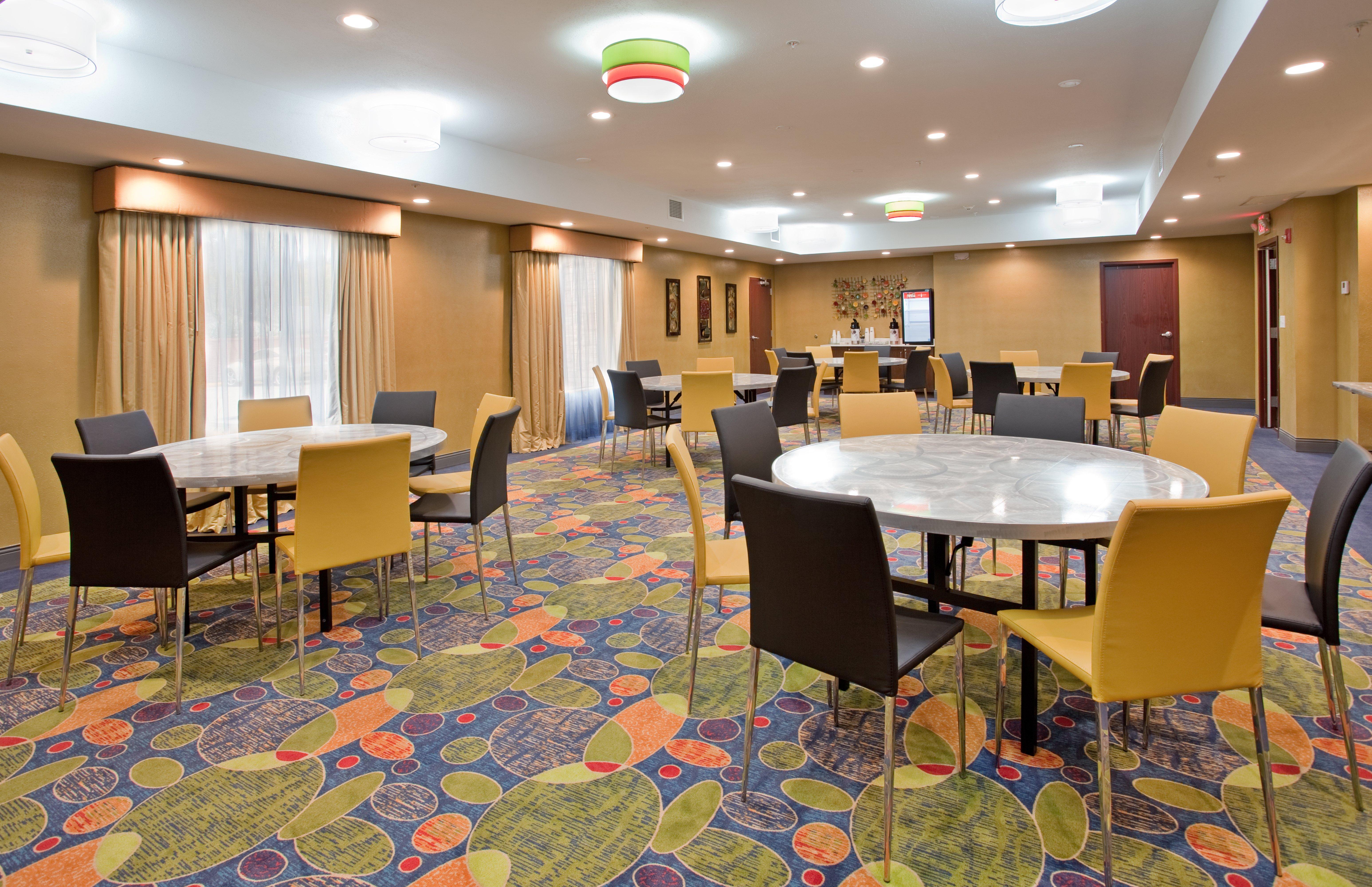 Holiday Inn Express & Suites St Louis Airport By Ihg Woodson Terrace Exterior photo