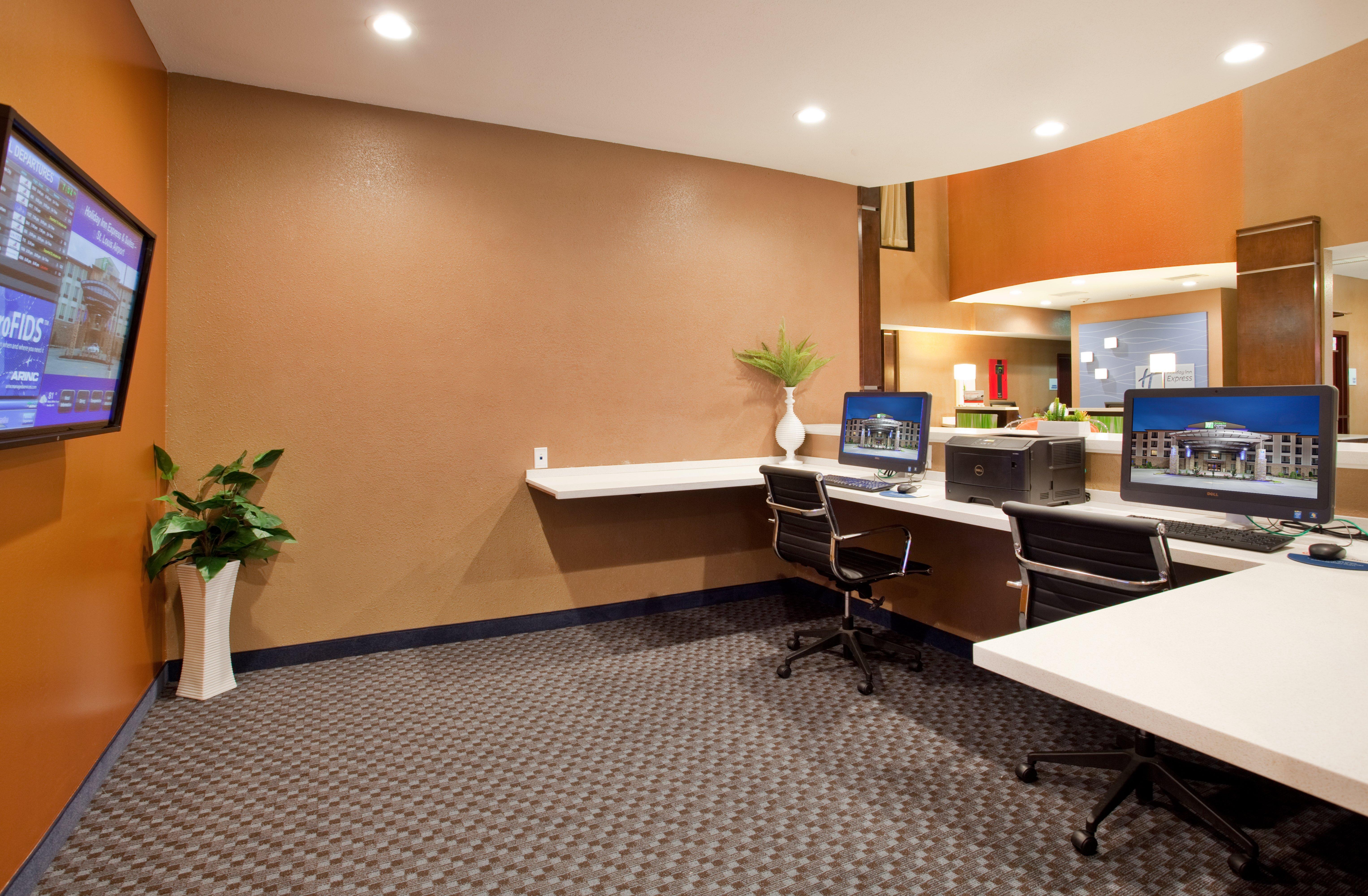 Holiday Inn Express & Suites St Louis Airport By Ihg Woodson Terrace Exterior photo