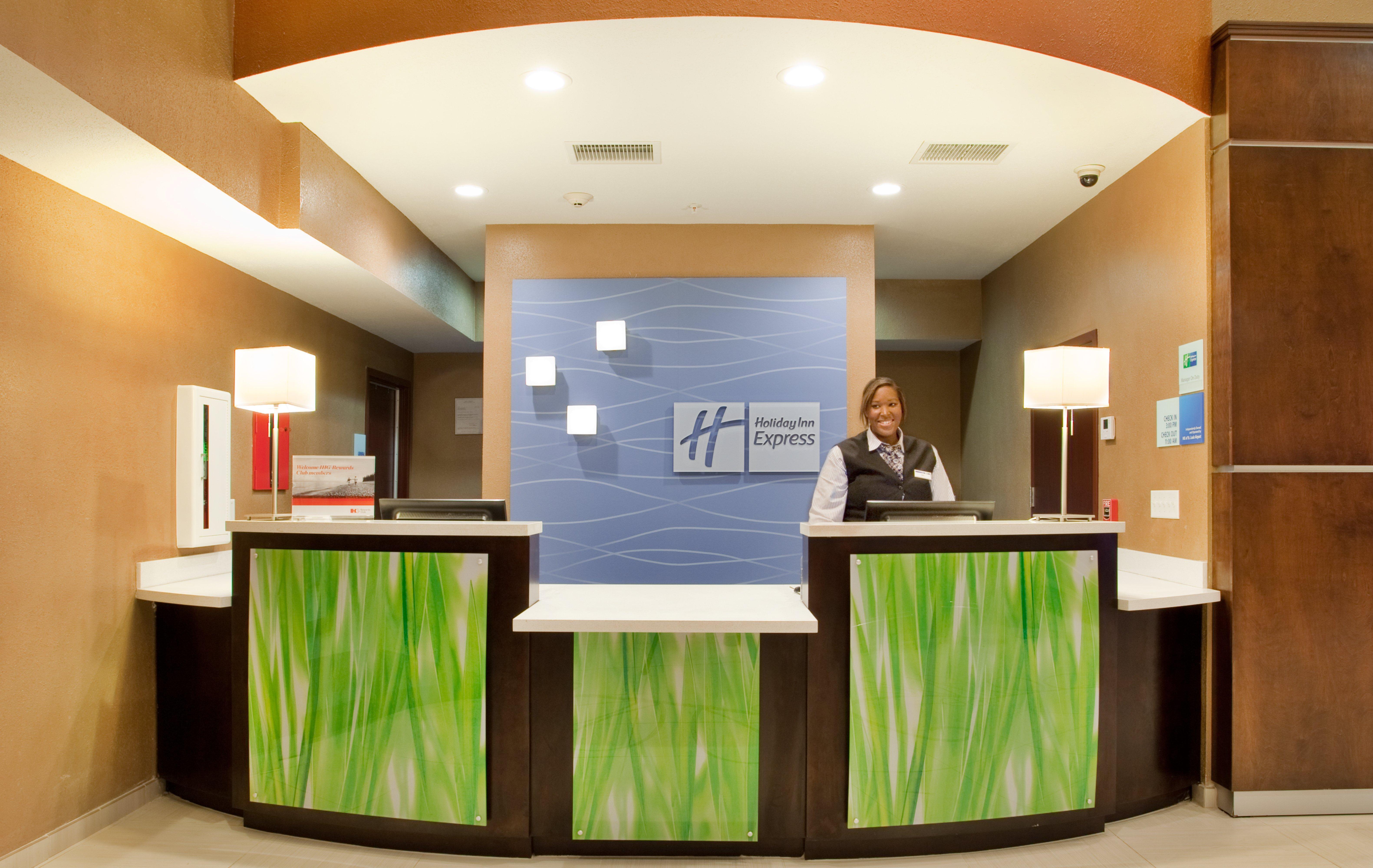 Holiday Inn Express & Suites St Louis Airport By Ihg Woodson Terrace Exterior photo