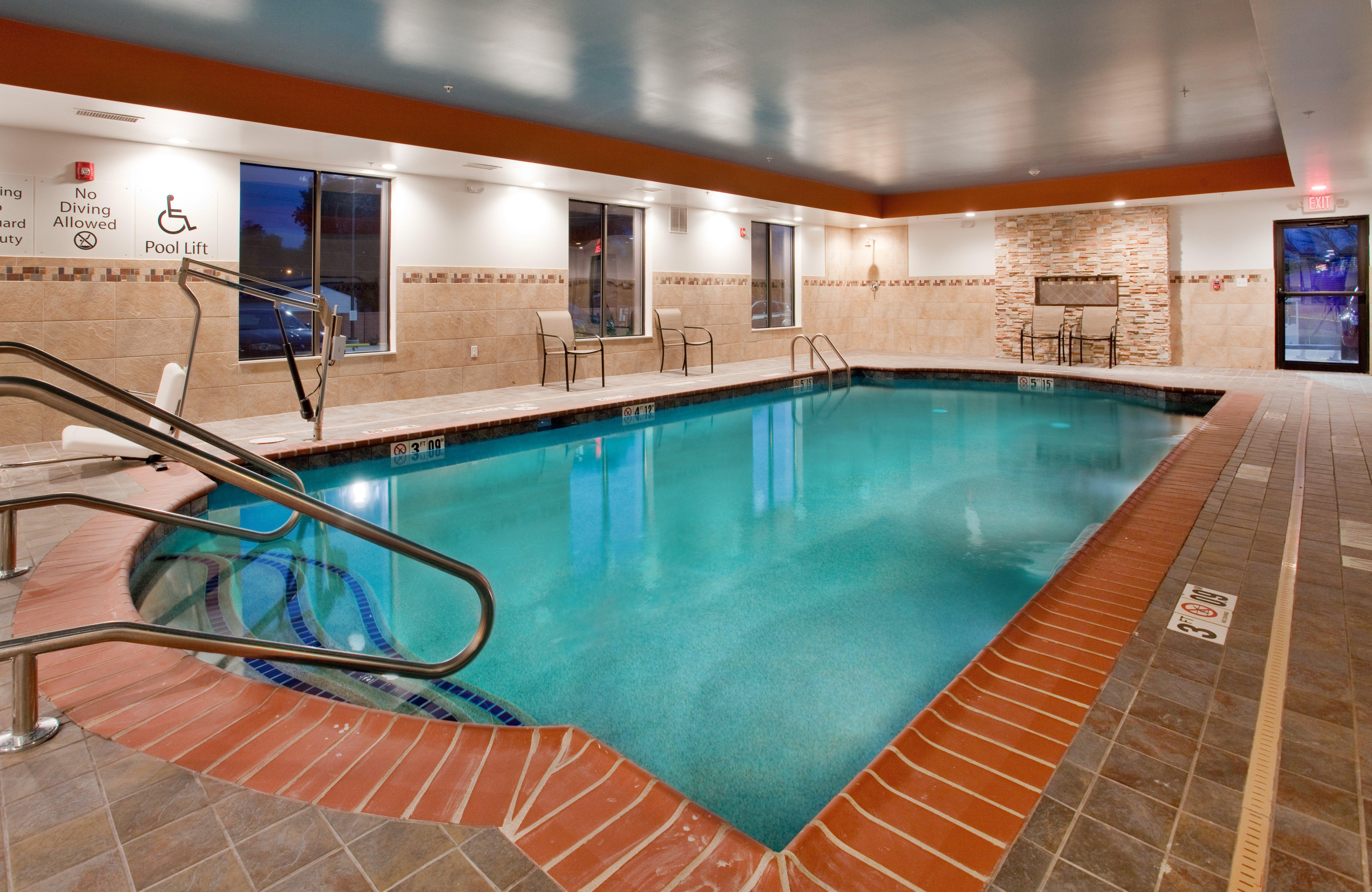 HOTEL HOLIDAY INN EXPRESS & SUITES ST LOUIS AIRPORT SAINT LOUIS, MO 2*  (United States) - from US$ 149 | BOOKED