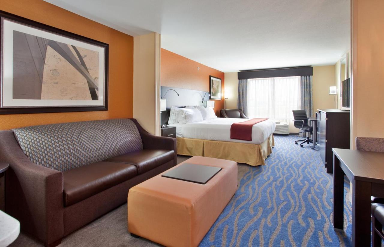 Holiday Inn Express & Suites St Louis Airport By Ihg Woodson Terrace Exterior photo
