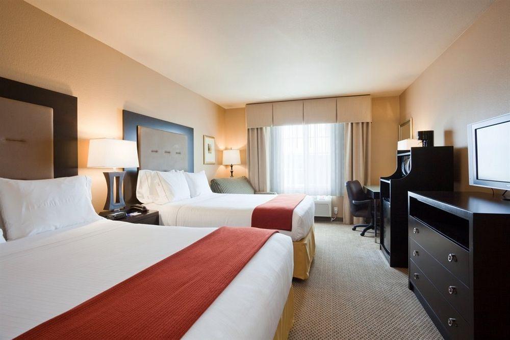 Holiday Inn Express & Suites St Louis Airport By Ihg Woodson Terrace Exterior photo