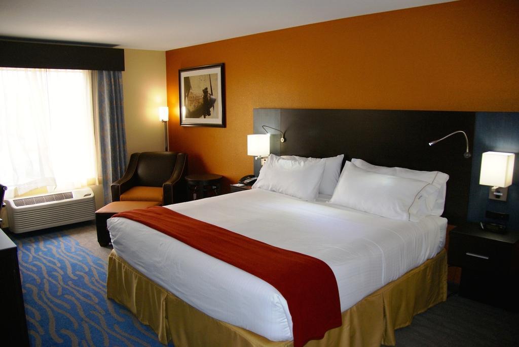 Holiday Inn Express & Suites St Louis Airport, An Ihg Hotel Woodson Terrace Room photo